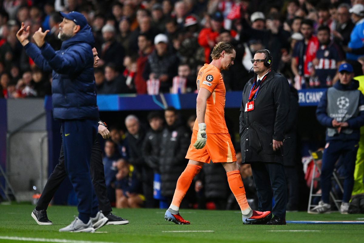 Antonin Kinsky of Tottenham Hotspur leaves the pitch after being substituted off in the 17th minute, and is replaced by Guglielmo Vicario of Tottenham Hotspur (not pictured) during the UEFA Champions League 2025/26 Round of 16 First Leg match between  Atletico de Madrid and Tottenham Hotspur FC at Estadio Civitas Metropolitano on March 10, 2026 in Madrid, Spain