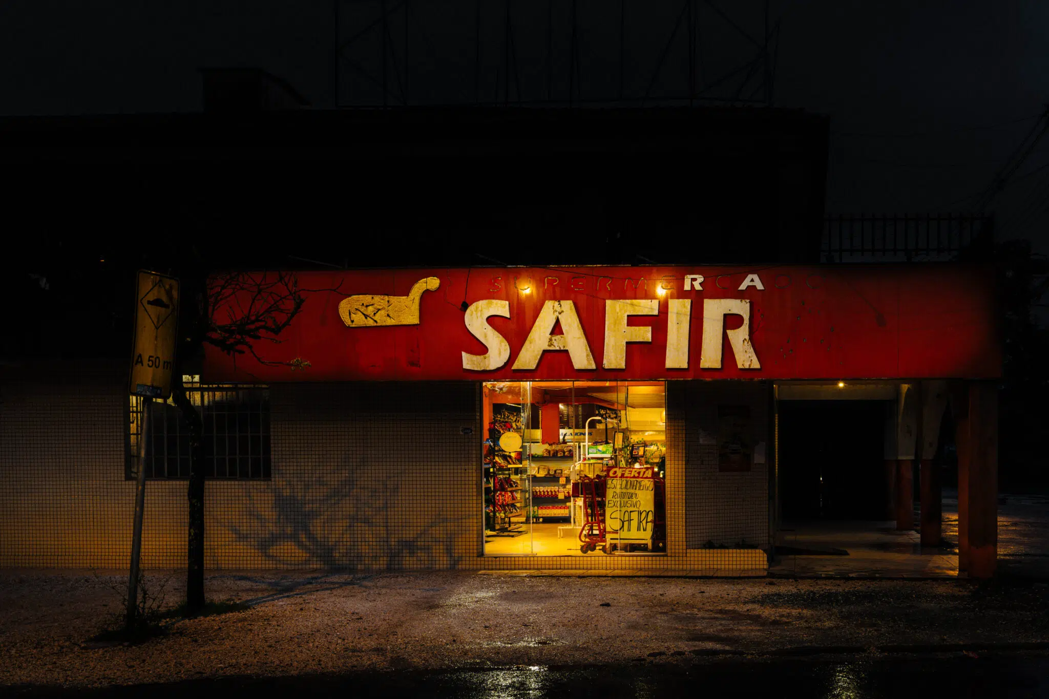 This small neighborhood grocery store in Campo Largo is embedded in the peripheral urban fabric, reflecting the vernacular architecture shaped by local commerce and community life.