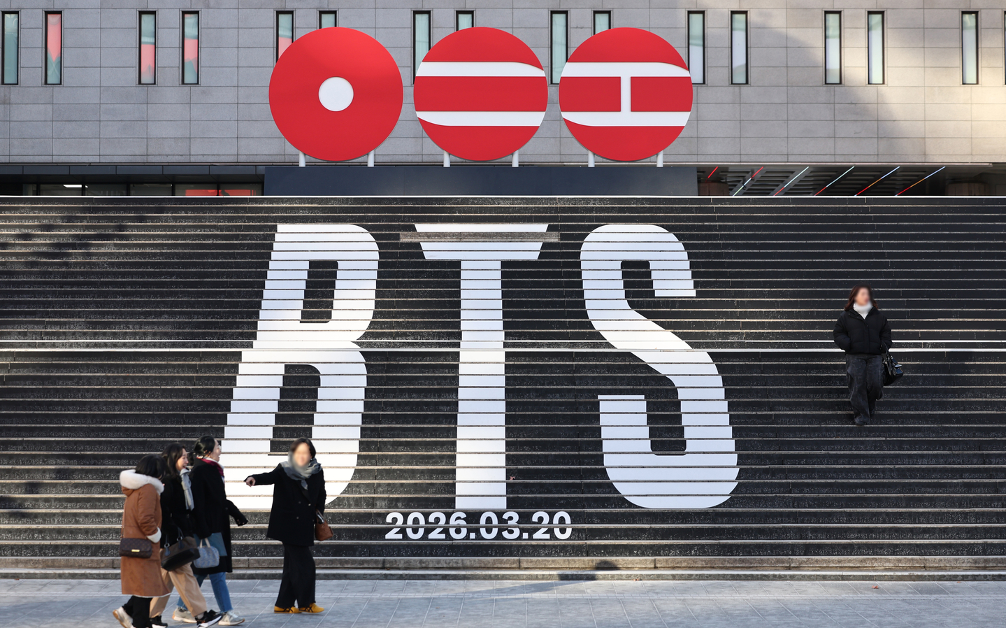 A promotional display for BTS's new album, ″Arirang,″ at the Sejong Center for the Performing Arts in Gwanghwamun Square in Jongno District, central Seoul on Jan. 22 [NEWS1]