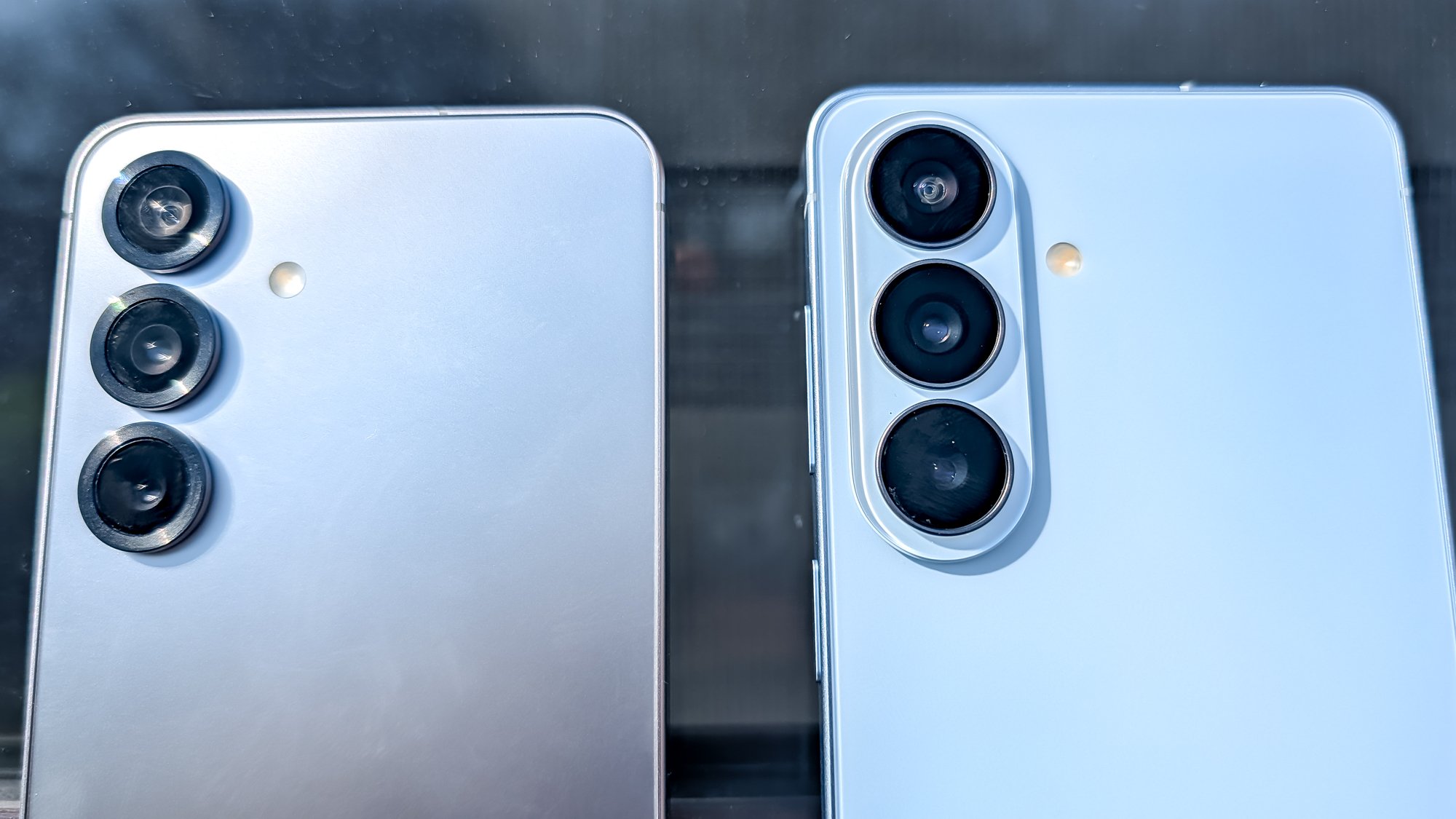 samsung galaxy s26 vs galaxy s25 side by side comparisson shots