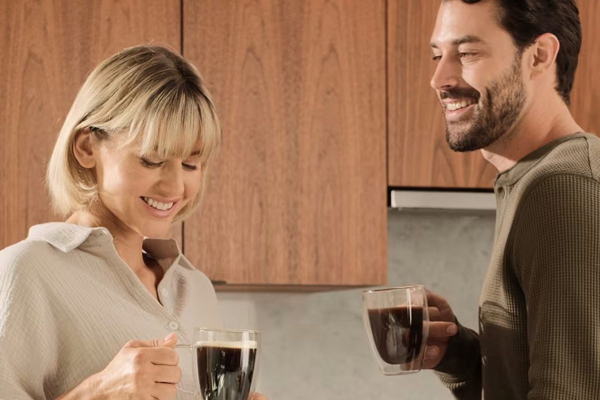 Two people enjoying the Sports Research, Collagen Peptides, Unflavoured powder