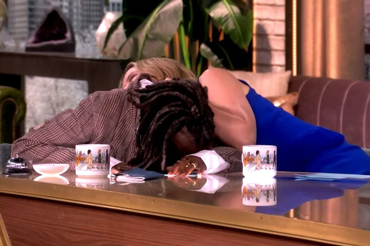 2 cohosts collapse on air during“ The View” broadcast