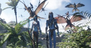 (L-R) Neytiri (Zoe Saldaña) and Jake Sully (Sam Worthington) in 20th Century Studios' 'Avatar: Fire and Ash'