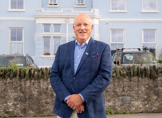 Senator forgives man jailed for threatening to kill him and the CEO of his charity