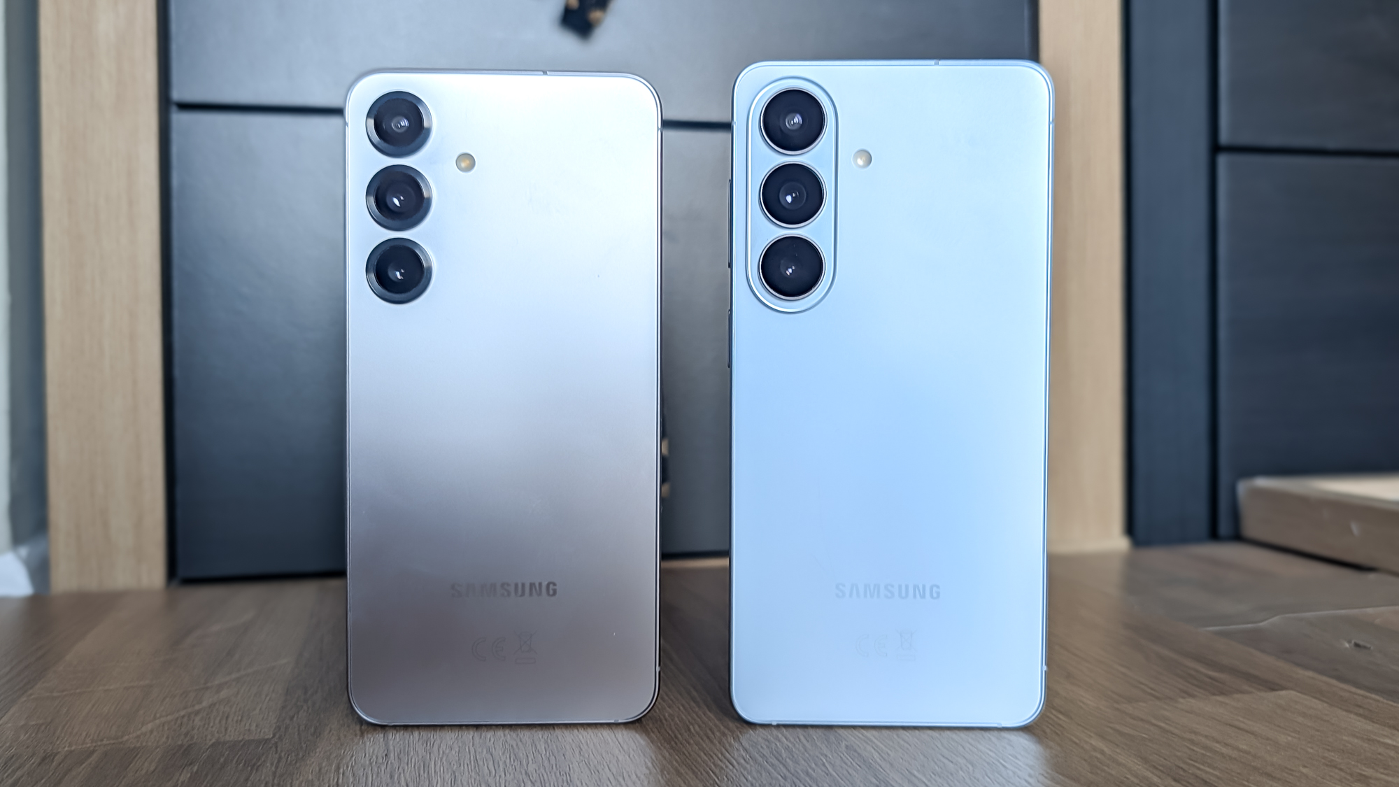 samsung galaxy s26 vs galaxy s25 side by side comparisson shots