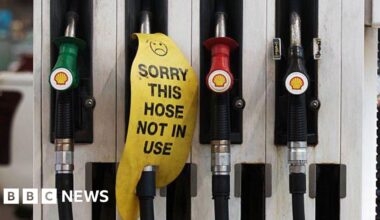 Australia fuel crisis: PM seeks to reassure Australians over supply amid panic buying - BBC