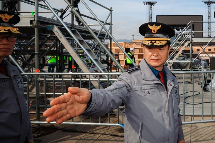 Park Jeong-bo, chief of the Seoul Metropolitan Police Agency, checks the stage for BTS' upcoming concert at Gwanghwamun Square in Seoul, Wednesday, as he conducts an on-site inspection of its preparations. Joint Press Corps