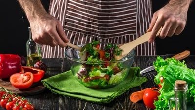 Avoid fried foods, high-fibre salads, and high-sugar foods before a workout as they can cause lethargy, bloating, and energy crashes, Siddhartha Singh explained. (Freepik)