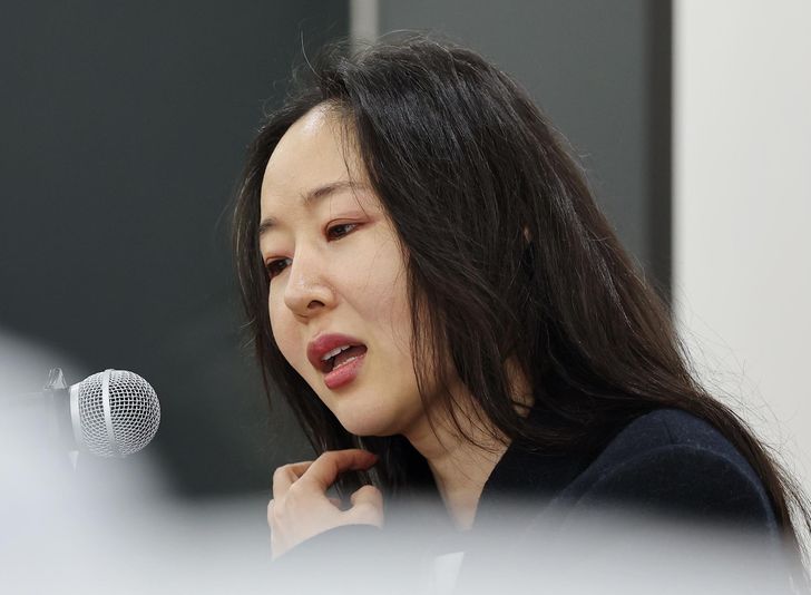 Min Hee-jin, former CEO of K-pop label Ador and founder of Ooak Records, reads a statement at a press conference held at Kyowon Challenge Hall in Jongno District, Seoul, Feb. 25, regarding her first-instance court victory in the 25.6 billion won put option lawsuit against HYBE Labels. Korea Times file photo
