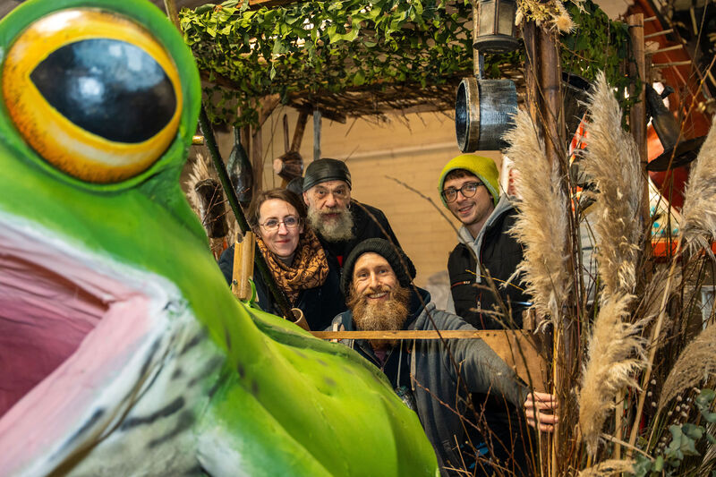 Members of Cork Art Link putting the finishing touches to the Heron and Frog floats. Picture:  Noel Sweeney.