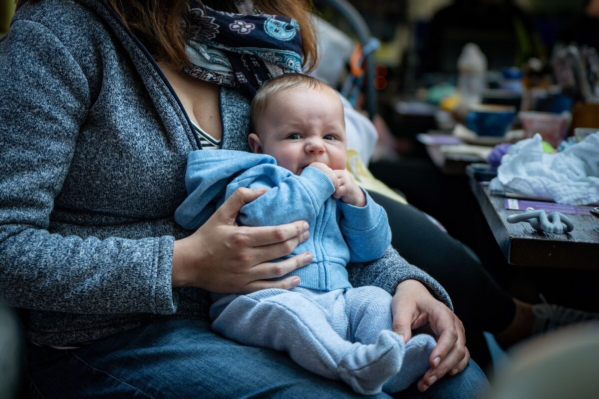 Parents with babies in arms enjoy a relaxed morning of coffee and conversation at the Irish Examiner Parenting event at Here’s Health in Douglas Court Shopping Centre, where lead speaker Lucy Wolfe shared sleep advice. Picture Chani Anderson