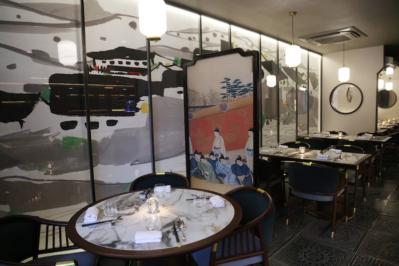 China Hunan: The palette inside is black, grey, white and deep green