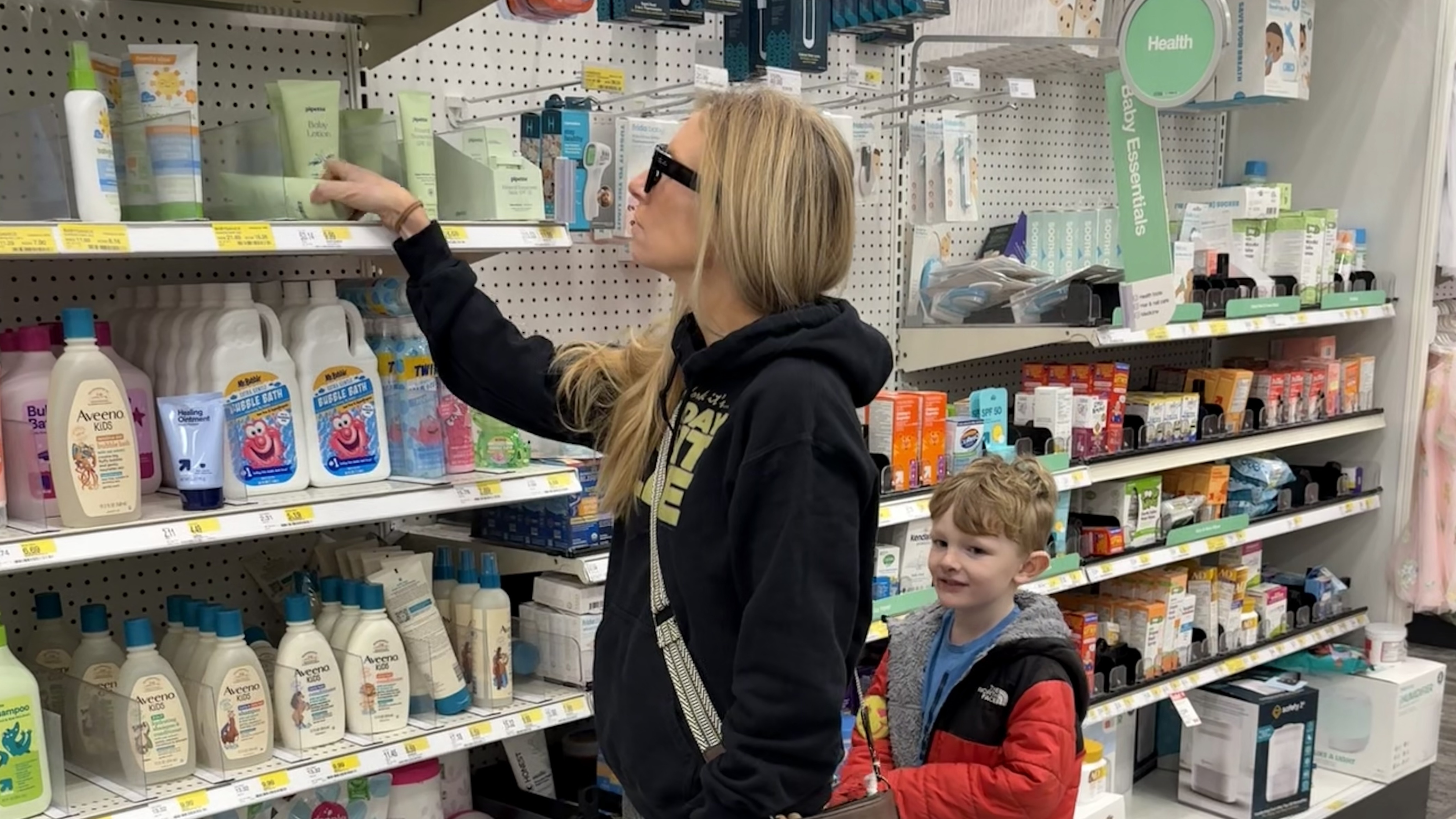 Amanda Caswell shopping while wearing Ray-Ban Meta smart display glasses