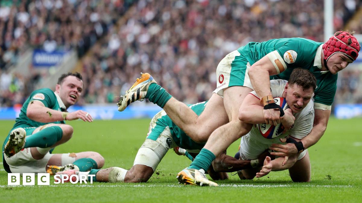 Fraser Dingwall scores a try against Ireland