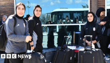 Iranian footballers return home after dropping Australian asylum bids - BBC