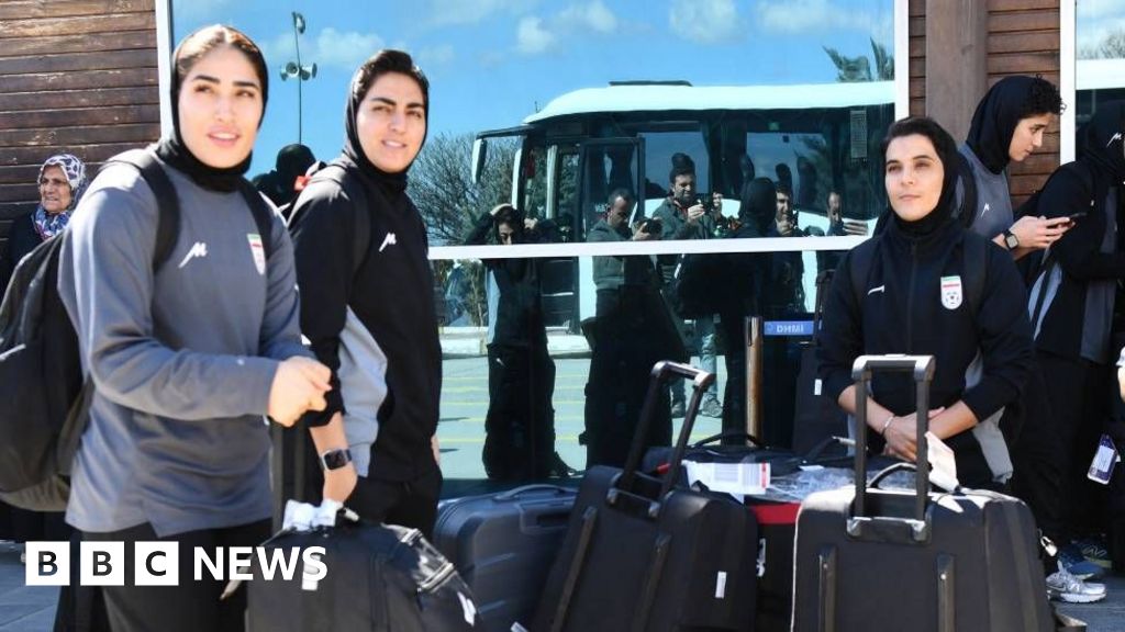 Iranian footballers return home after dropping Australian asylum bids - BBC