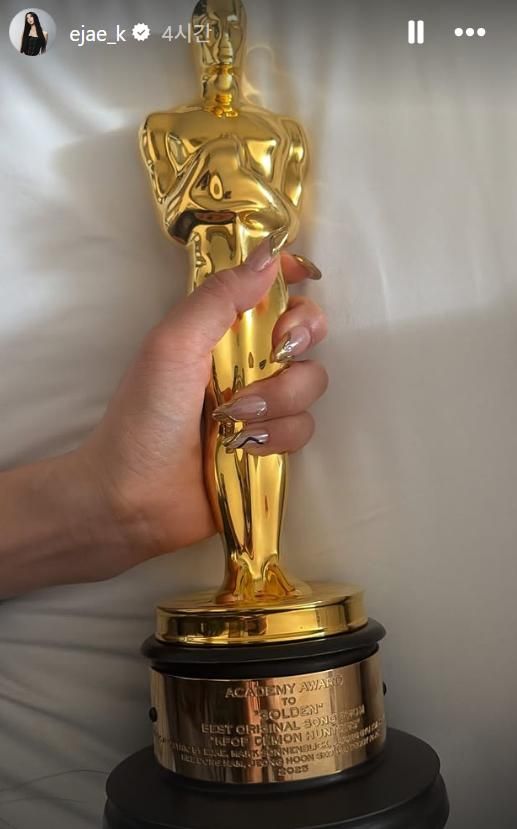 Academy Award trophy / Captured from EJAE's social media