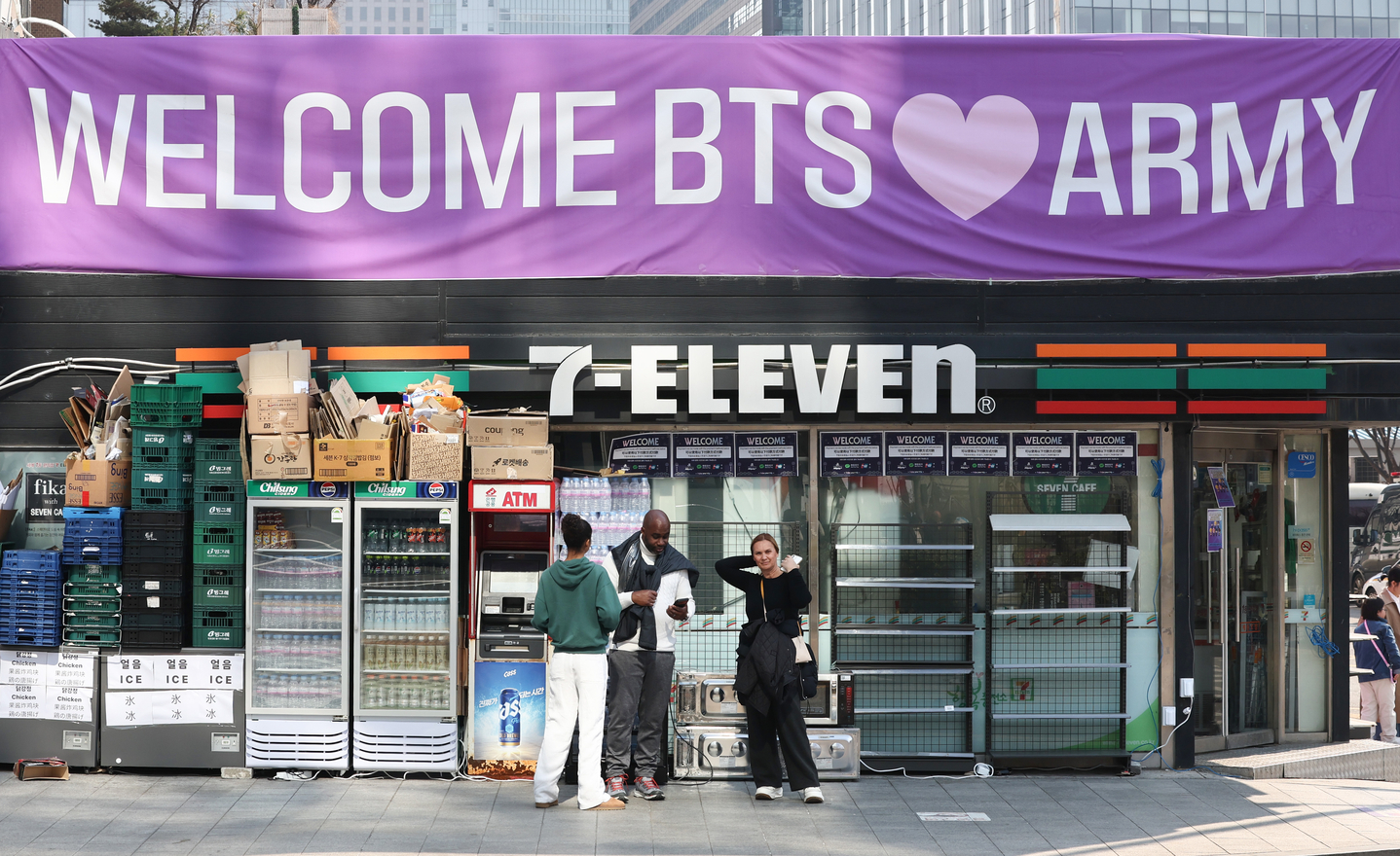 A convenience store near Gwanghwamun Square in central Seoul displays a banner welcoming BTS’s comeback on March 22. [NEWS1]