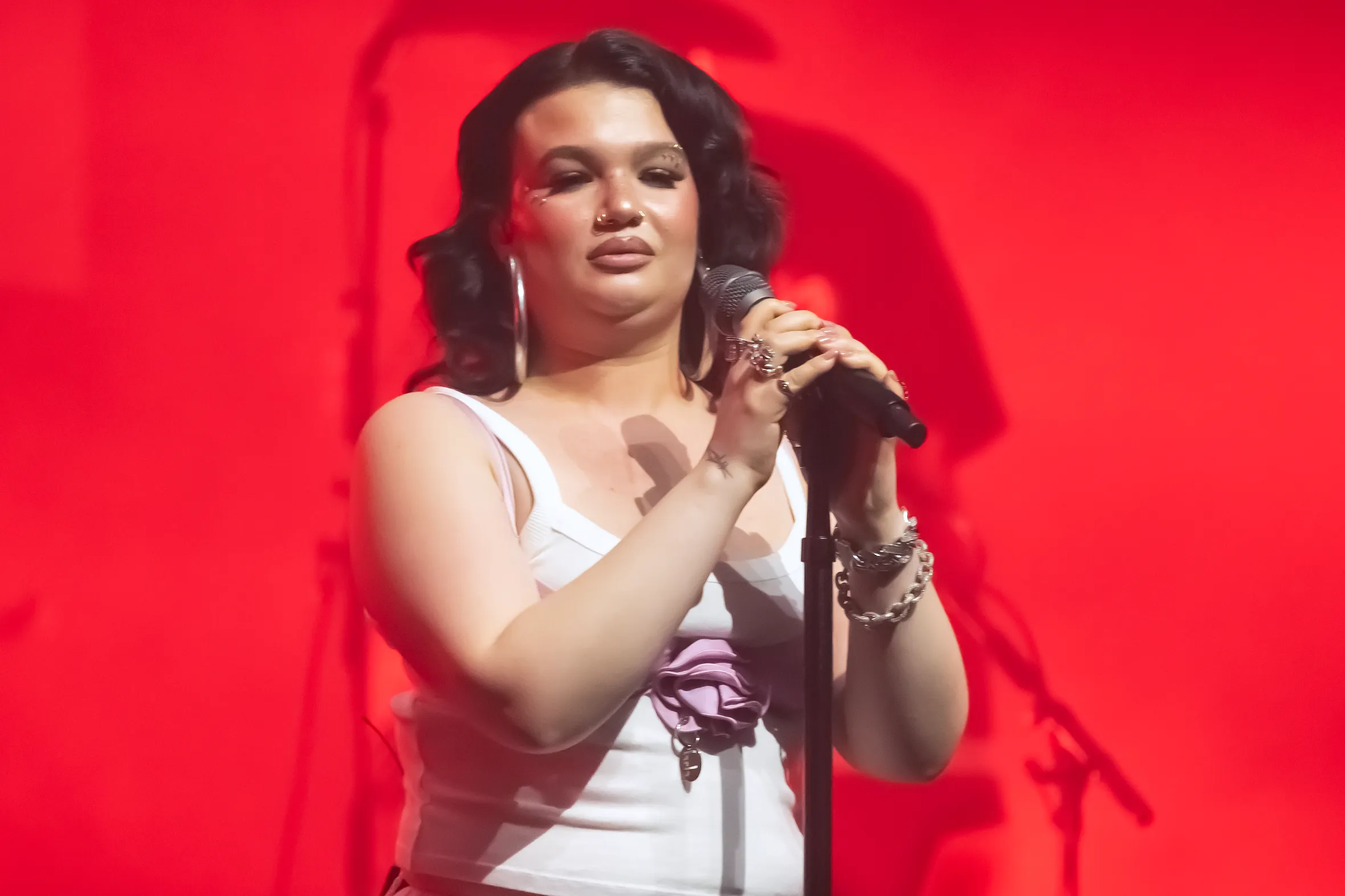 Lola Young performing with a microphone at the Rolling Stone Future of Music event.