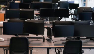 CEOs Eye Job Cuts Amid Uncertain Economic and AI Impacts