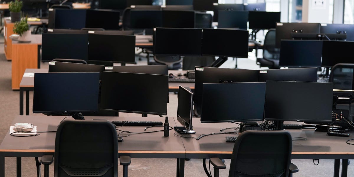 CEOs Eye Job Cuts Amid Uncertain Economic and AI Impacts