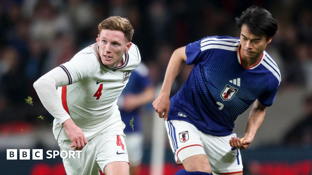Elliot Anderson of England holds off Kaoru Mitoma of Japan during the international friendly match at Wembley Stadium
