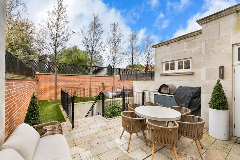 Outdoor dining area off the kitchen