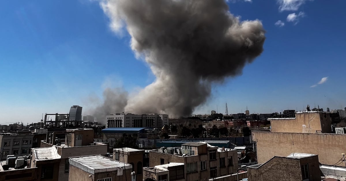 explosions heard in Gulf cities; hundreds of flights cancelled worldwide – The Irish Times