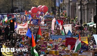 Thousands gather for anti far-right march in London - BBC
