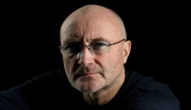 Phil Collins posing for a photograp in 2008
