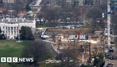 Judge temporarily halts construction of Trump's White House ballroom - bbc.com