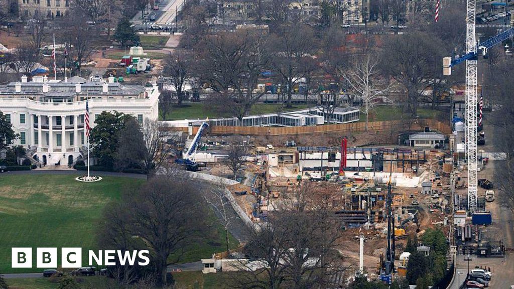 Judge temporarily halts construction of Trump's White House ballroom - bbc.com