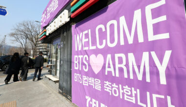 A convenience store near Gwanghwamun Square in central Seoul displays a banner welcoming BTS’s comeback on March 22. [NEWS1]