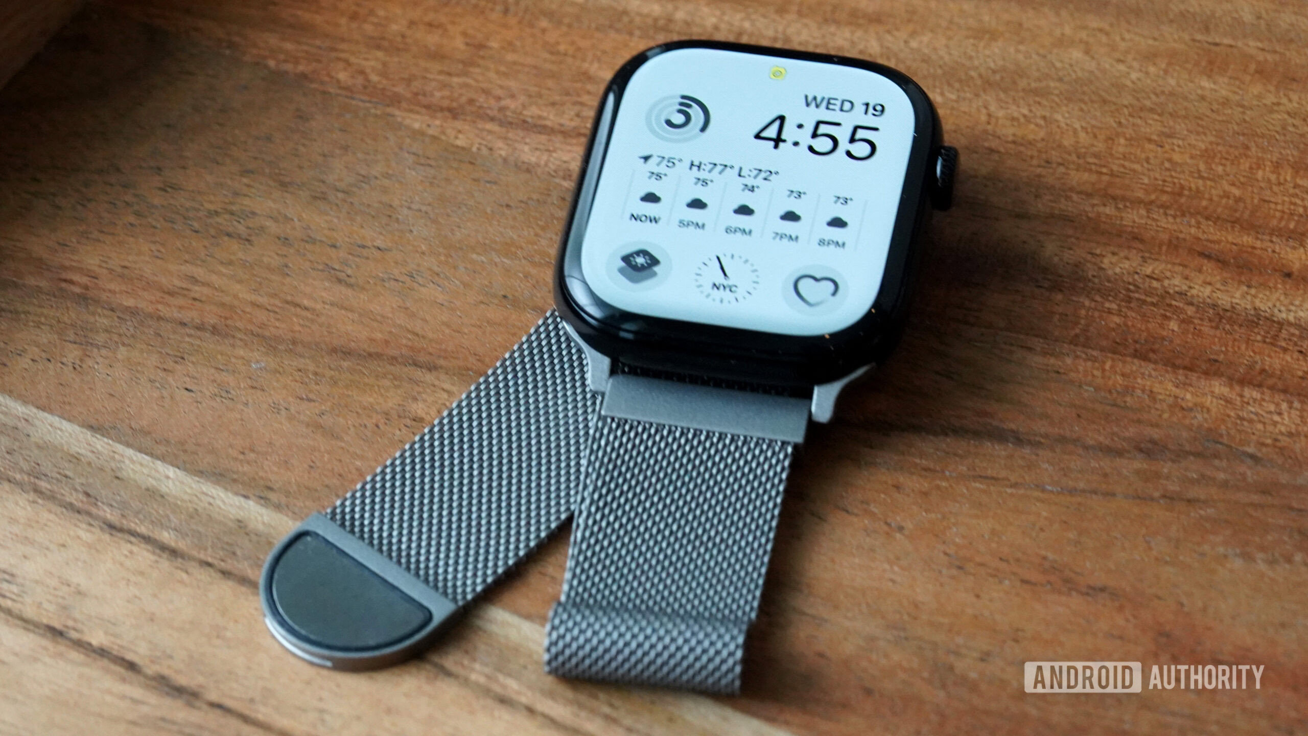 Apple Watch Series 10 Metal 2 An Apple Watch Series 10 equips a metal band.