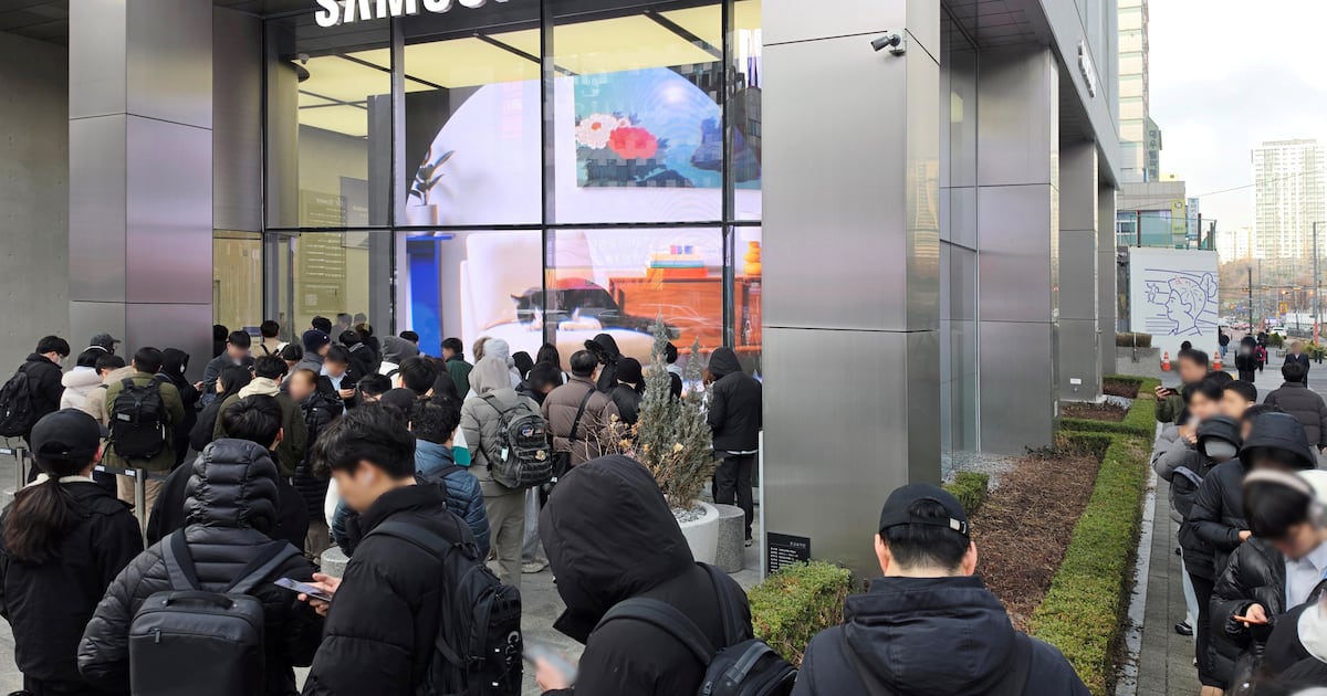 Samsung Galaxy S26 Series Sets Pre-Sale Record with 1.35M Units - 조선일보