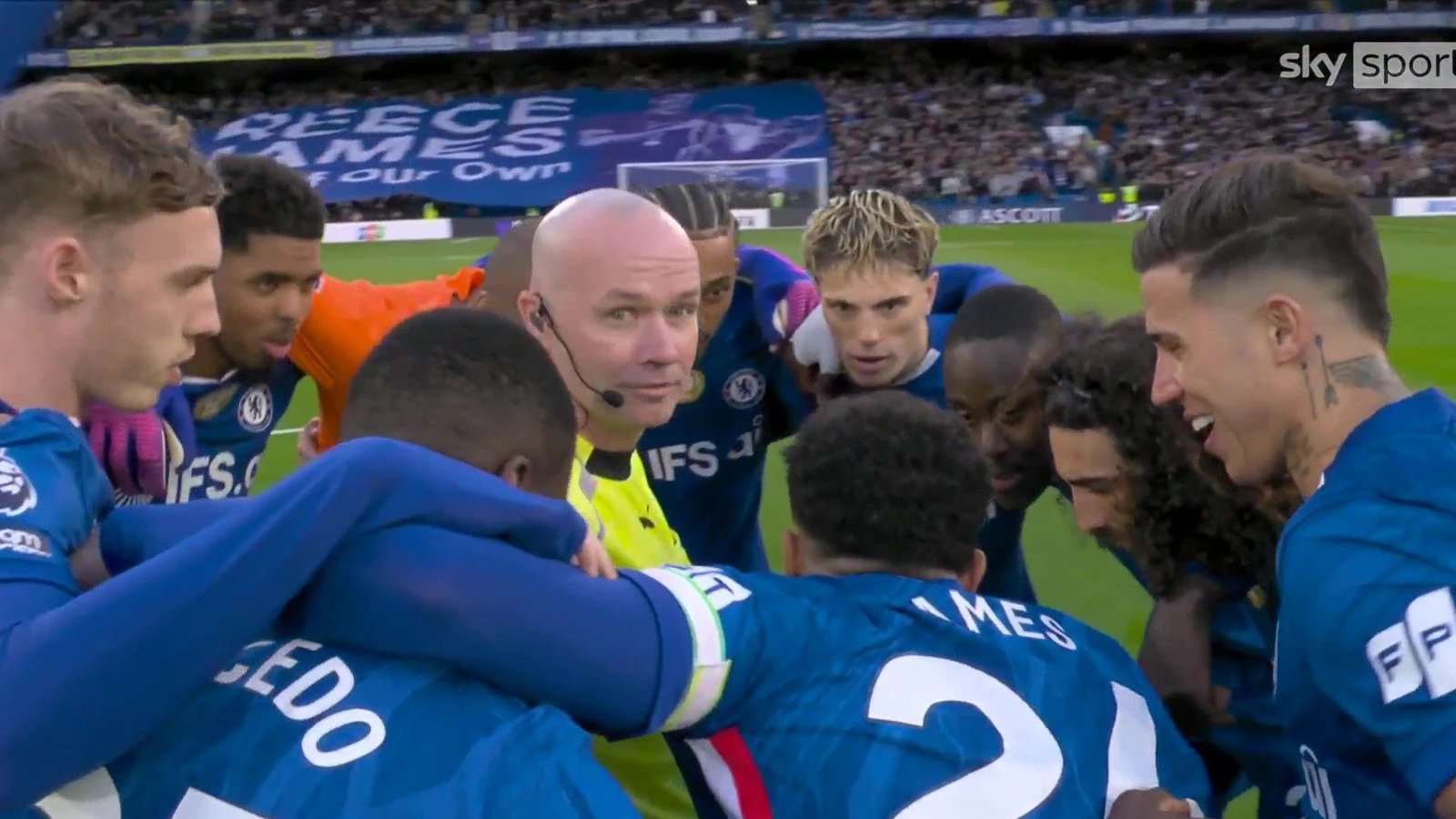 Chelsea huddle is symptom of comic, pretentious club with LinkedIn manager