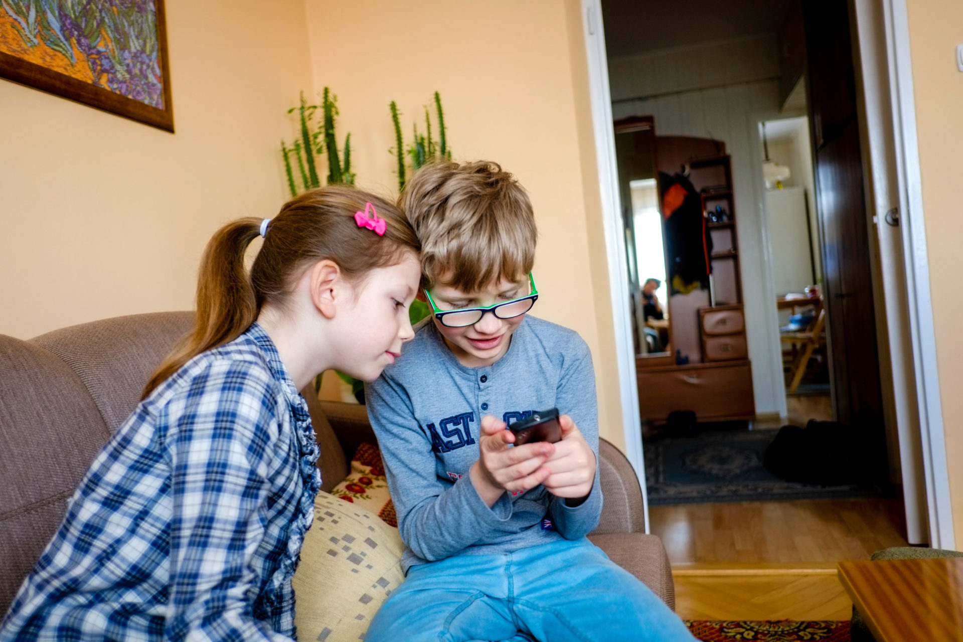 Google and Meta IrelandEMJN8D kid kids sister brother child children play mobile phone Gregory Wrona / Alamy Stock Photo