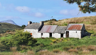 Iconic Donegal cottage on 34 acres hits market for just €78k