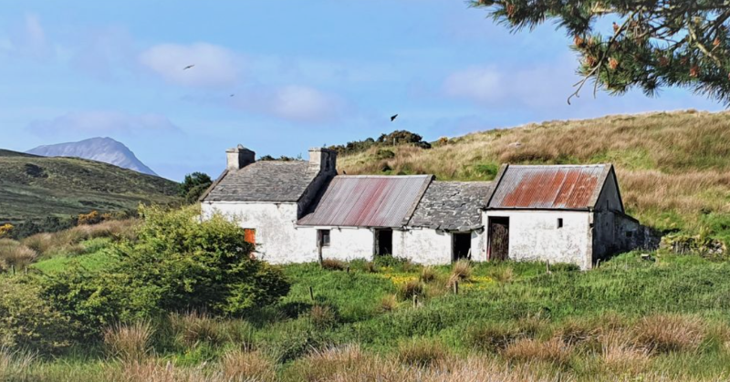 Iconic Donegal cottage on 34 acres hits market for just €78k