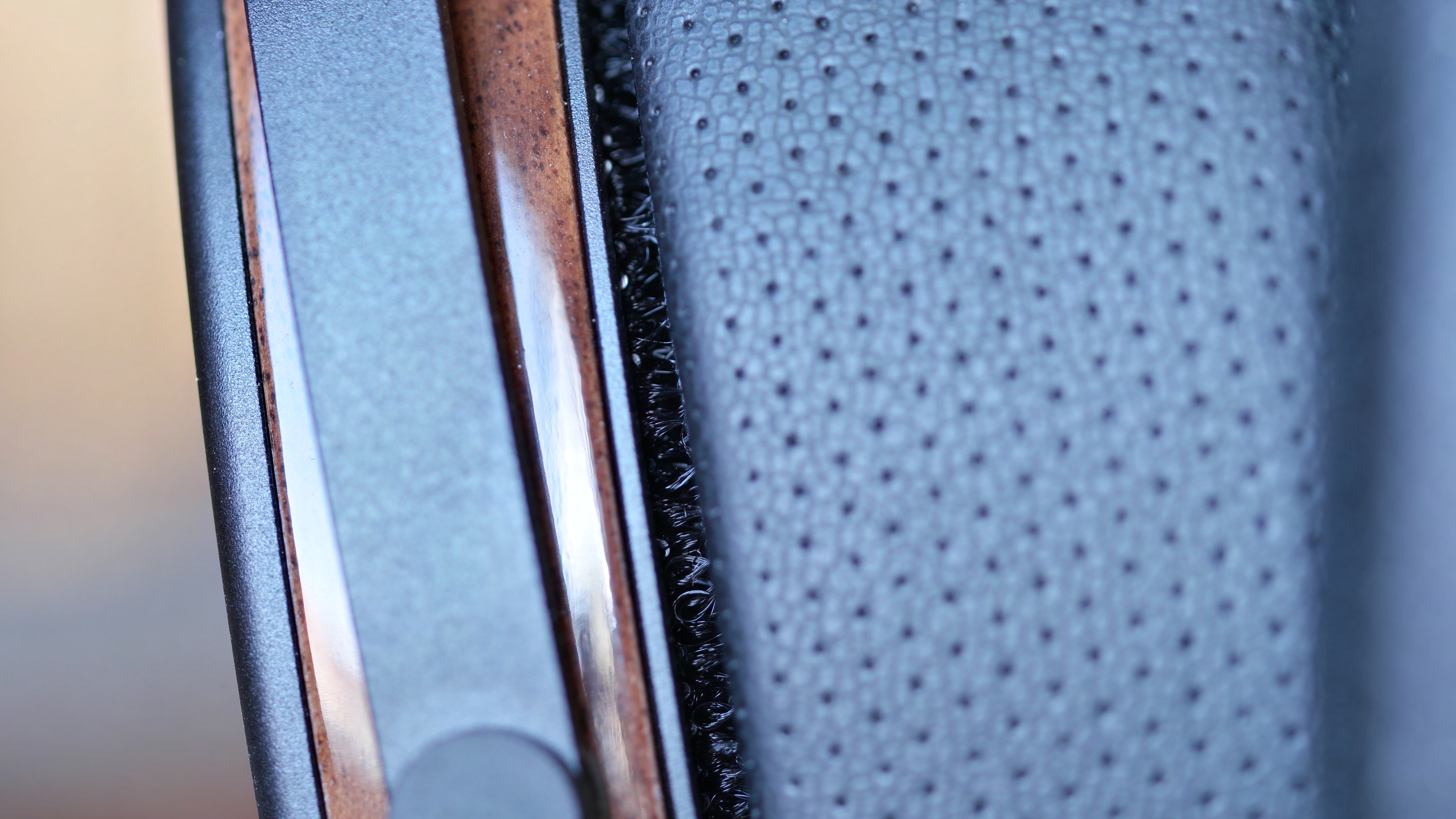 Fosi Audio i5 headphones Walnut and perforated leather components