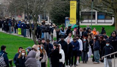 Students in Kent queue for medicine?after deadly meningitis B outbreak