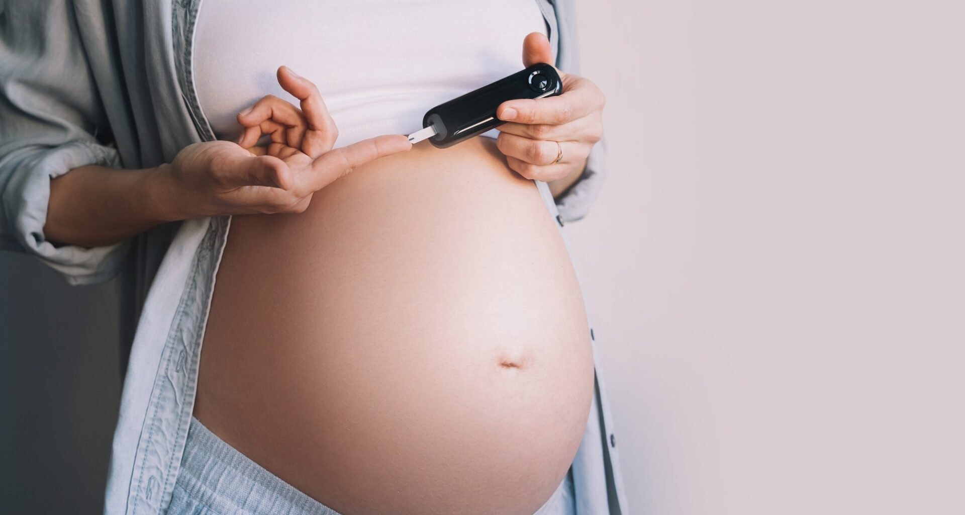 Study: Early meal timing improves nocturnal glucose in pregnancies complicated by gestational diabetes. Image Credit: Natalia Deriabina / Shutterstock