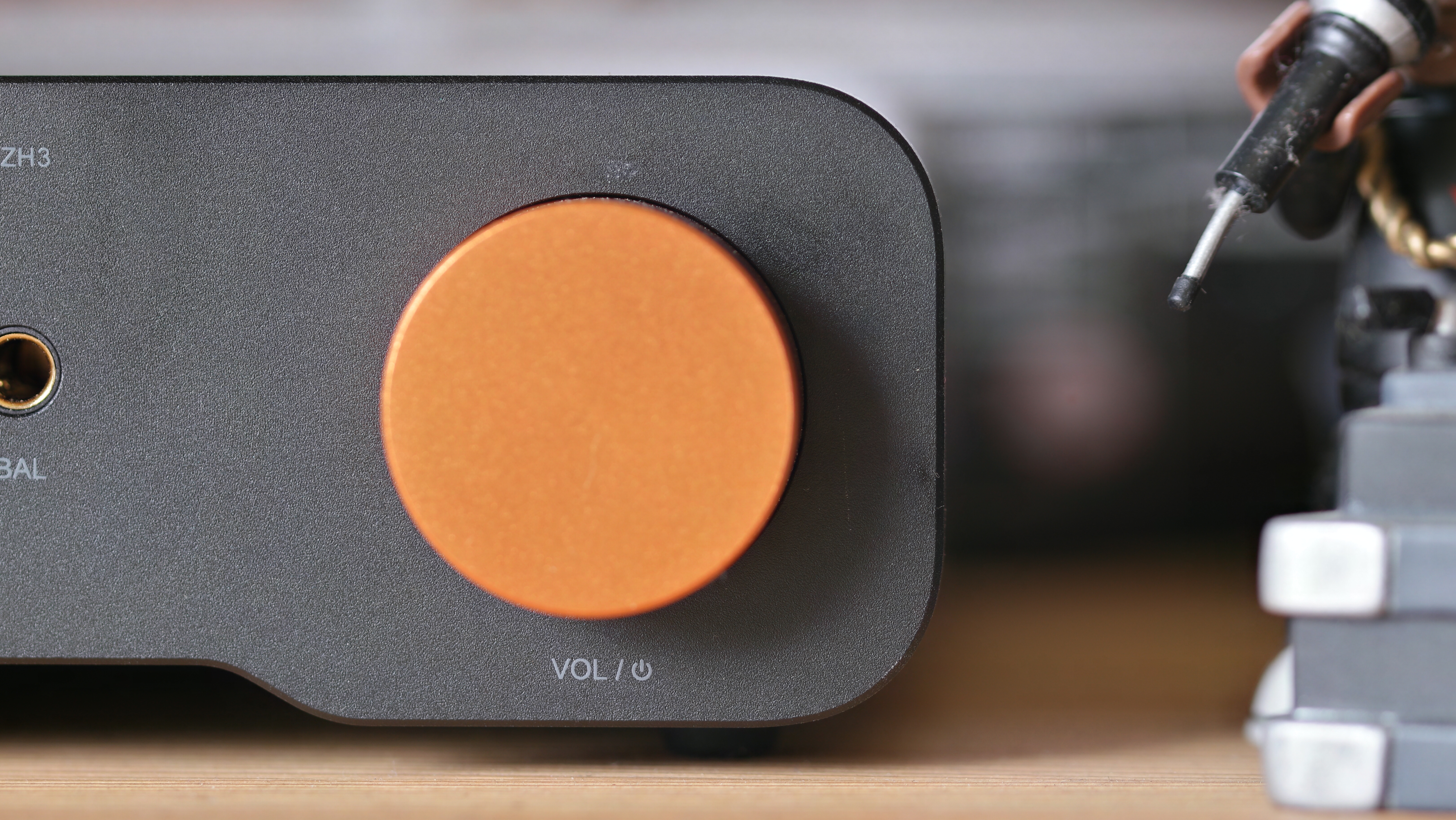 Fosi Audio ZH3 desktop DAC/Amp close up of the volume knob