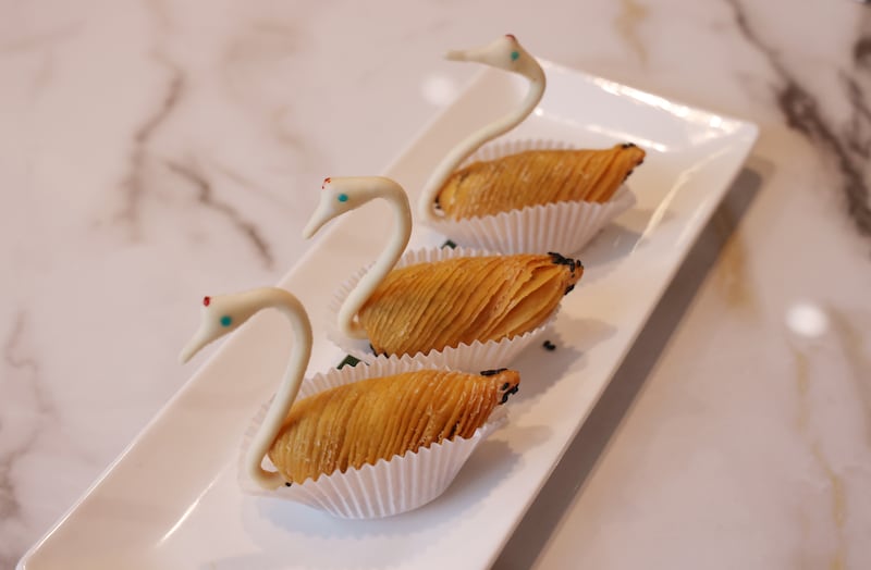 China Hunan: Roast duck swan-shaped crispy croissants