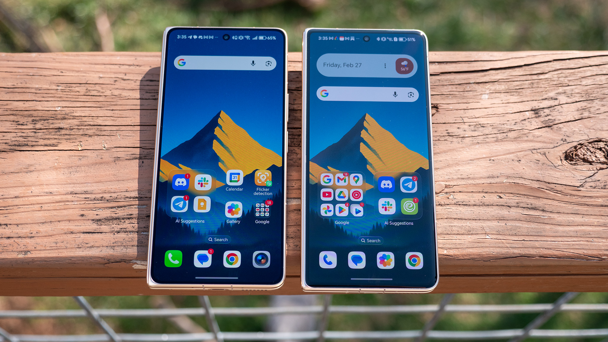 Comparing the reflectivity of the displays of the Honor Magic V6 (left) to the Honor Magic V5 (right)