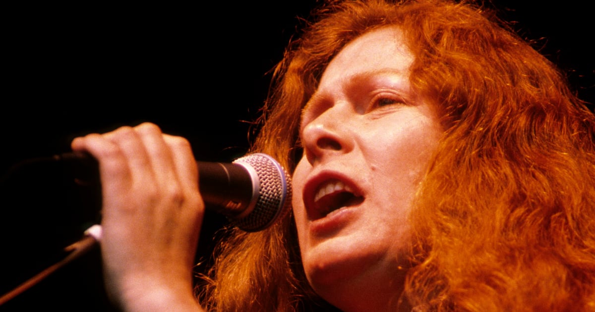 Dolores Keane, ‘distinctive’ Irish folk singer, dies aged 72 – The Irish Times