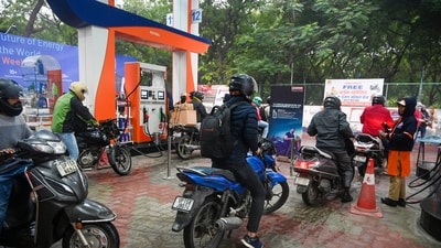 People queueing up at a petrol pump in Noida (HT Photo)