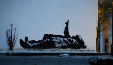 Banksy Identified as 53-Year-Old Bristol Artist Robin Gunningham - 조선일보