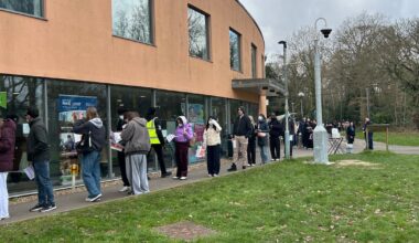 Meningitis cases rise to 34 in UK as students queue for third day for vaccines – The Irish Times