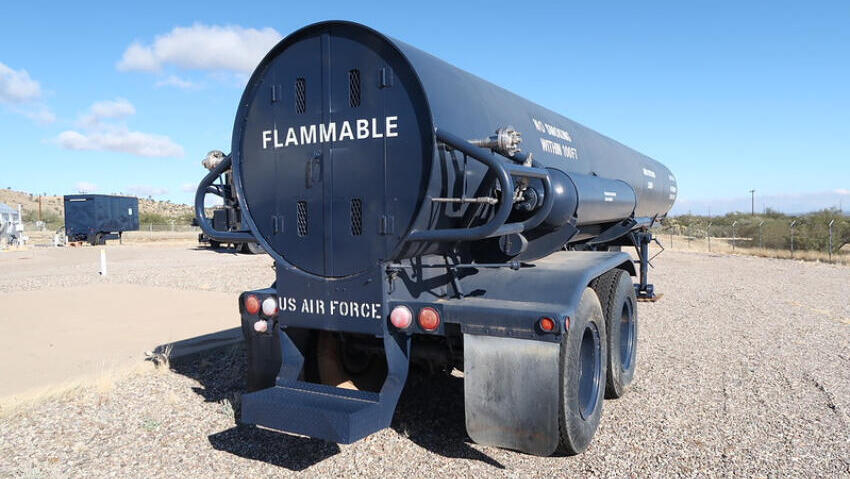 A fueling tanker for the American Titan II intercontinental ballistic missile at a missile museum in Arizona (Photo: Kelly Michals, Flickr, CC BY-NC 2.0) מכלית תדלוק של הטיל הבליסטי הבין-יבשתי האמריקאי טיטאן-2 במוזיאון טילים באריזונה. הטיל הונע בתערובת של הידרזין ו-UDMH, וחנקן טטרוקסיד כמחמצן. חומרי הדלק הרעילים דרשו טיפול זהיר וקפדני
